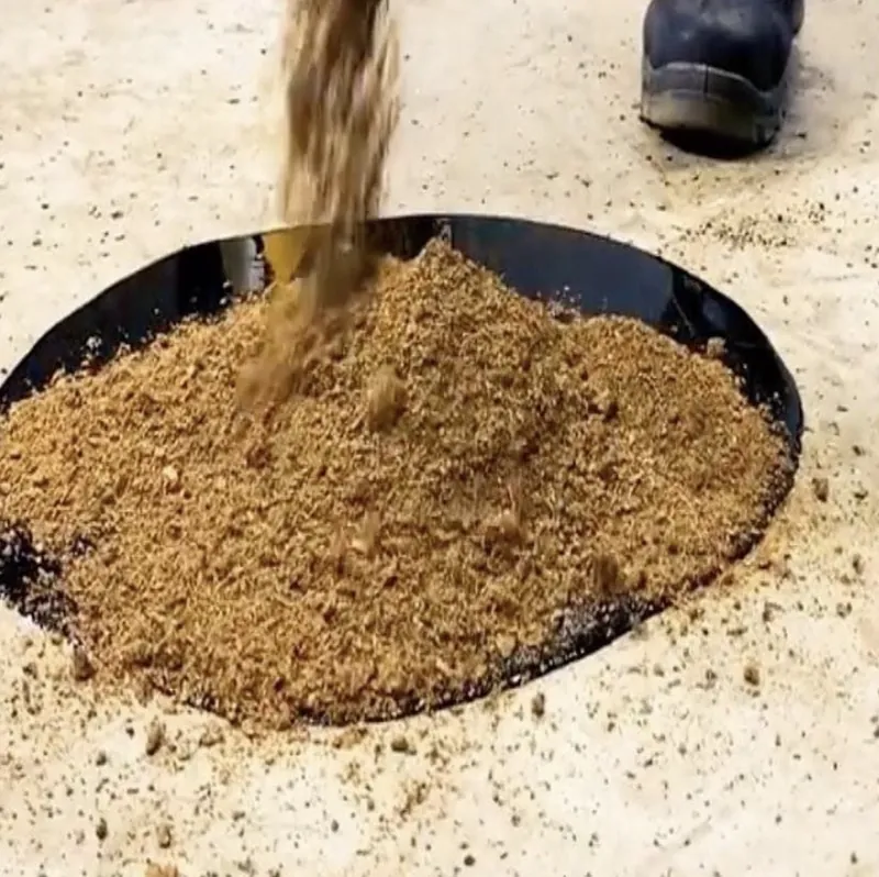 Sorbent SORB®XT sa sype na olejovú škvrnu na betóne