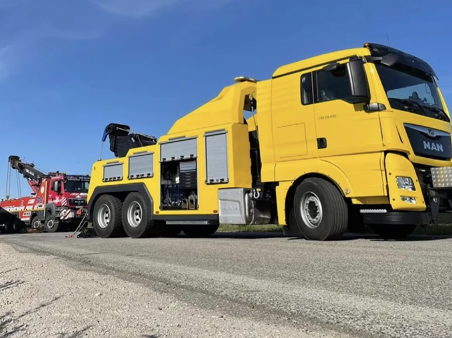 Žlté odťahové vozidlo na ceste