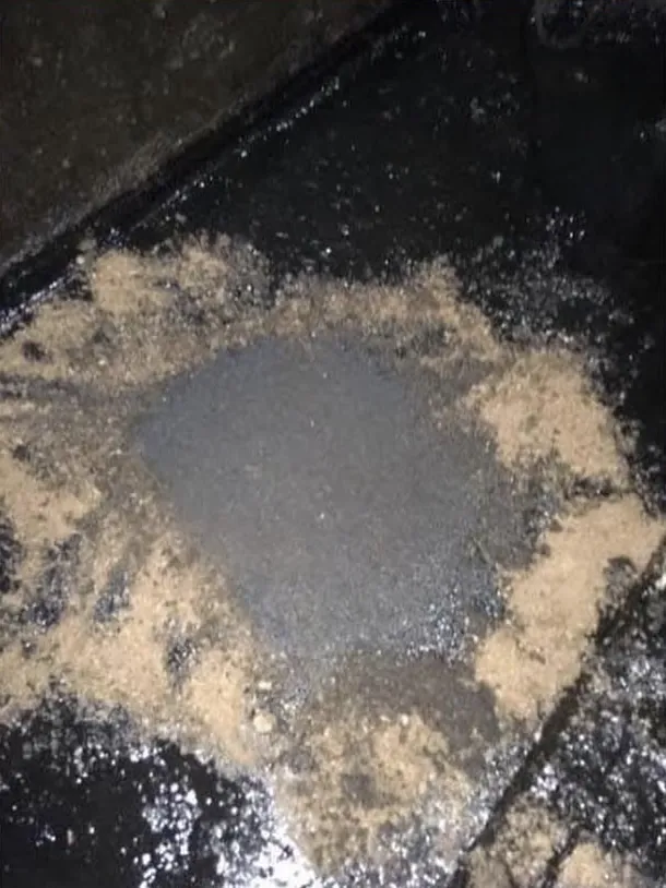 Tá istá podlaha po zásype: olej je nasiaknutý v sorbente SORB®XT