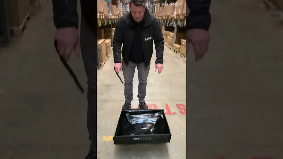 Skladacia záchytná vaňa rozložená na podlahe skladu